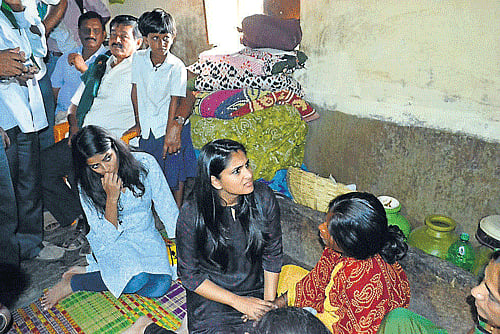 MP Ramya consoles mother of rape and murder victim at Nuggahalli, Pandavapura taluk, Mandya district, on Monday. DH Photo