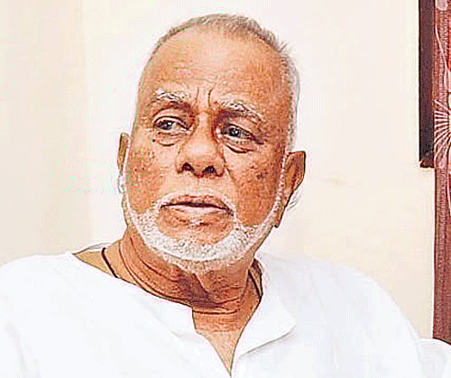 Senior Congress leader Jaffer Sharief in a pensive mood in Bangalore on Friday. DH photo