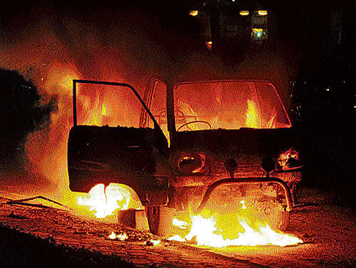 close shave: A Maruti Omni goes up in flames on Cunningham Road on Thursday night. A family of six travelling in the vehicle was rescued with burns. DH photo/Satish Badiger