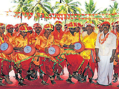 Clad in colourful dress and their heads covered with wild flowers, the men belonging to Kudubi community dance to the tunes of folk songs to celebrate Holi at Kannori. DH photo