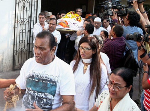Marathi film director and brother of Nanda, Jaiprakash Karnataki and Jayashree Talpade during the funeral of veteran bollywood actress, Nanda in Mumbai, PTI photo