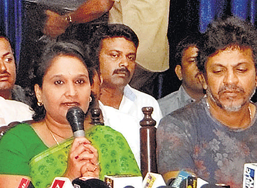 JD(S) candidate from Shimoga Lok Sabha constituency Geetha addresses mediapersons in Shimoga on Saturday. Her actor-husband Shivrajkumar is seen. KPN