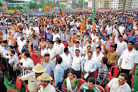 crowDpuller: Party workers and the public attend the rally of BJP's prime ministerial candidate Narendra Modi at Bommanahalli on Tuesday. dh Photo