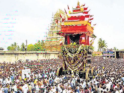 Devotees participate in Brahma Rathothsava of Sri Channakeshavaswamy temple, in Belur, Hassan district, on Saturday. DH Photo
