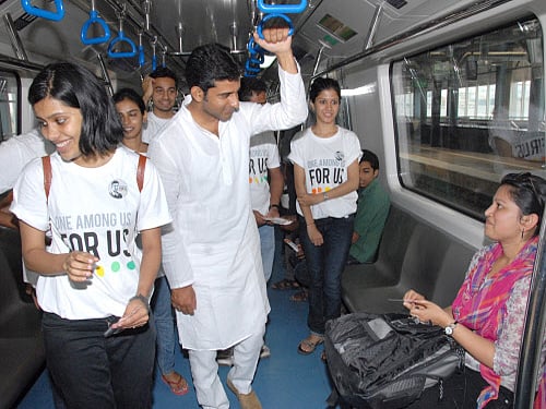Bengaluru Central Lok Sabha Candidate Rizwan Arshad campaigning on metro train. DH Photo