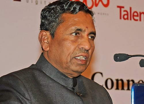 An election official changed the direction of EVM allegedly at the request of candidate and Union Minister K H Muniyappa to make it Vastu complaint following which he was shifted from a polling centre in Kolar Lok Sabha constituency. / DH Photo of K H Muniyappa