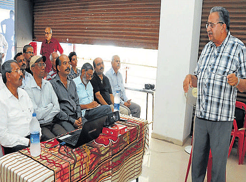 Senior horticultural scientist from Himachal Pradesh, Dr Chiranjit Parmar interacts with farmers in Mangalore on Saturday. dh photo