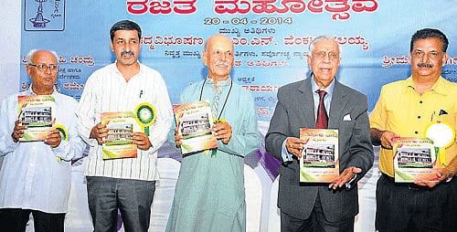 Former Chief Justice of India M N Venkatachalaiah releases a souvenir during the silver jubile celebrations of Badaganadu Balaga, in Mysore, on Sunday. President of Badagandu Balaga Ravishankar and others are seen. DH photo