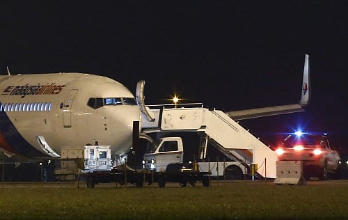 Malaysia Airlines flight MH192 from Kuala Lumpur to Bangalore is seen at Kuala Lumpur International Airport in Sepang outside Kuala Lumpur April 21, 2014. A Malaysia Airlines passenger plane with 166 people on board landed safely at Kuala Lumpur airport early on Monday after being forced to abandon a flight to Bangalore because of problems with its landing gear, the airline said. REUTERS
