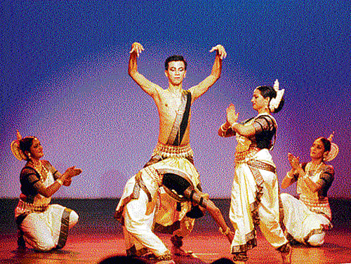 The programme started with Padmashri Ranjana Gauhar, from Delhi, performing a piece on Lord Shiva. Her second piece was Jhuki Aayi Badariya Sawan Ki, a Meera bhajan. DH photo