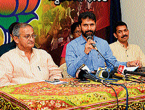 Former minister and BJP leader C T Ravi said that the State government  which had announced compensation of Rs 10 lakh to Kabeer, who was killed in ANF firing at Thanikodu in Sringeri, has failed to announce compensation for Swathi, who was killed in a train blast at Chennai.  DH photo