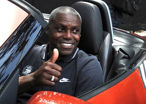 centre of attraction: American track and field legend Carl Lewis flashes a big smile during his visit to Bangalore on Friday. Lewis is the brand ambassador of Sunday's TCS World 10K run. dh photo/ kishor kumar bolar