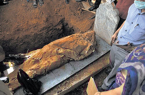 The body of Ishitaq Ahmed (inset) which was buried around two months ago, was exhumed at the Muslim burial ground on Tannery Road on Monday, after it was found that he was murdered by his wife Ashrafunnisa (inset) and her paramour. DH photo