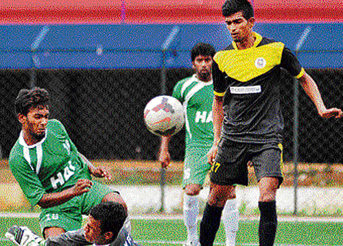 fine effort Jawahar Union's Ranvijay (down) thwarts    AD Kumar of HASC from scoring during their Super Division clash on Tuesday. dh photo