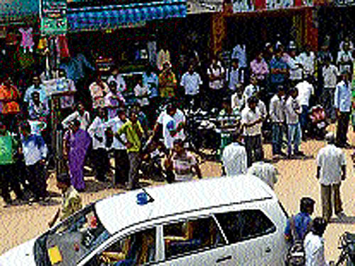 In one of the biggest heists reported in the region, burglars made away with around 25 kgs of jewellery worth Rs 6.25 crore from Sri Nidhi Gold Showroom, on late Thursday night. DH photo