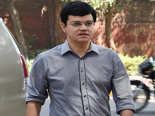 Kalaignar TV's managing director Sharad Kumar and a former COO of Sun TV Network today appeared before CBI here in connection with the illegal telephone exchange case. PTI photo