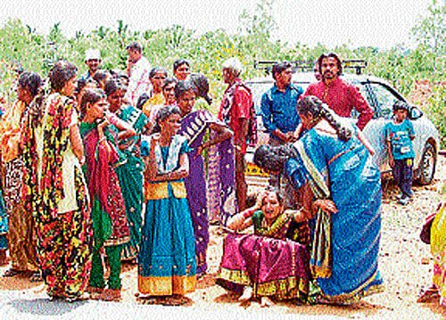 Grieving relatives of the accidents victims were inconsolable at Thattahalli, Nagamangala taluk, Mandya district, on Sunday. DH PHOTO