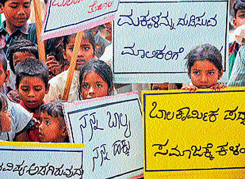 Children og migrant labourers during Anti-Child Labour Day celebrations organised by Rural Literacy and Health Programme in Mysore, on Thursday. DH PHOTO