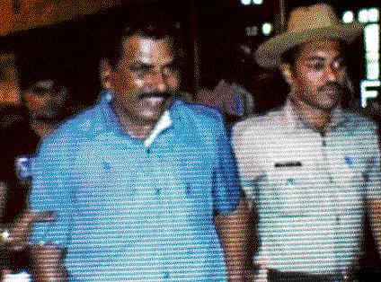 Ishwarappa (in blue), the ASI of Chamarajpet traffic police station, suspended for drunk driving. DH PHOTO