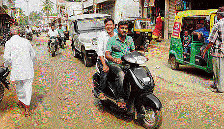 A report by the Centre for Environment and Science (CSE) made public on Monday has pointed out that Indian roads, including those in Bangalore, are not friendly for pedestrians and cyclists. DH photo