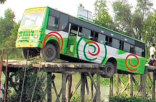 Stuck in a precarious position while returning from Deoria. Photo by Naeem Ansari