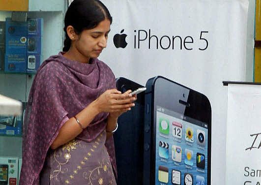 An initiative conceptualised by Indian goverment's Department of Electronics and Information Technology to enable delivery of public services electronically through the mobile platform has been awarded a United Nations public service award. PTI file photo