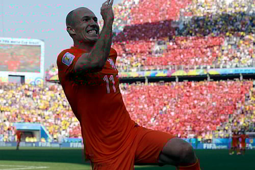 A powerful and pacey Netherlands side beat Chile 2-0 on Monday in a match that burst into life late on, securing them top spot in World Cup Group B and meaning they look set to avoid hosts Brazil in the last 16. / Ap Photo