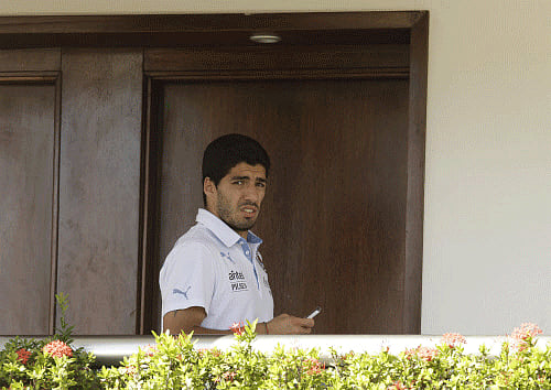 Uruguay's Luis Suarez uses his cell phone at a hotel in Natal, Brazil, Wednesday, June 25, 2014. AP photo