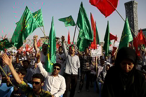 Thousands of Muslims in India have signed up to defend Iraq's holy shrines and, if need be, fight Sunni Islamist militants in the country where the civilian death toll from the Sunni insurgents' advance is estimated at least 1,300. AP photo