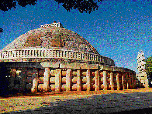 A turn to the right, a short ride up the hill and then we were at the gates of Sanchi.  I had seen numerous pictures of the stupa, some in long-forgotten school textboo. DH photo