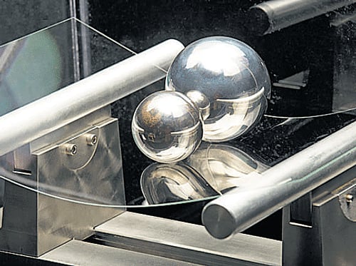 Gorilla Glass 3 undergoes a weighted ball strength test. INYT