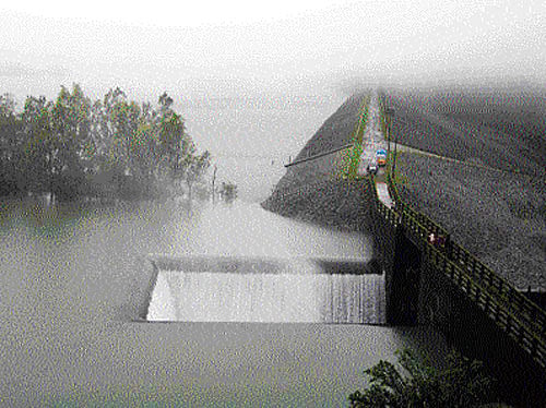 breathtaking: The picturesque Savehaklu dam that reached its maximum level of 582 metres, in Hosanagar taluk of Shimoga district. dh photo