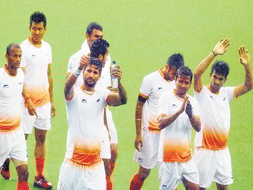 Indian players thank the fans after their final match against Australia in the Commonwealth Games in Glasgow on Sunday. Australia won the gold with a 4-0 verdict. AP
