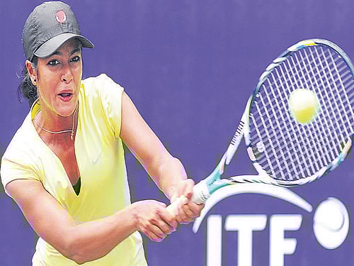 Nidhi Chilumula during her first-round win over Dhruthi Venugopal in Bangalore on Monday. DH photo