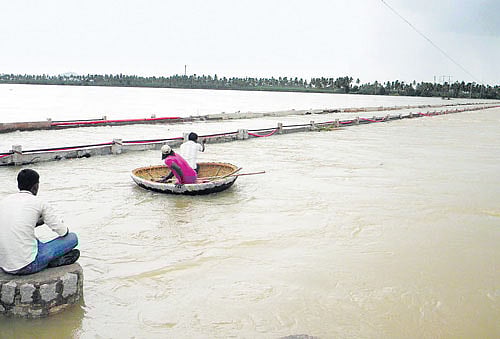 Grave situation: The bridge on the Kampli-Gangavathi road at Kampli in Bellary district is submerged following floods in the Tungabhadra river. dh photo