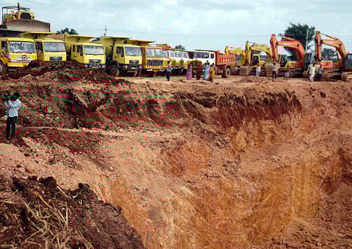 The body of Thimmanna Hatti was extricated in the presence of his family members and cremated after an autopsy was performed, Bagalkot Deputy Commissioner P A Meghannavar told reporters here. DH photo