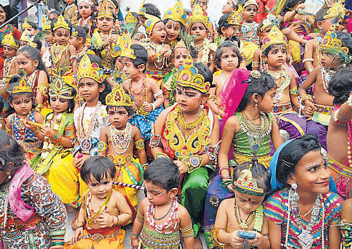 Little Krishnas pose for a group photo at Krishna Vesha contest venue. DH