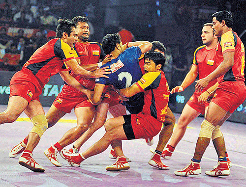 Bengaluru Bulls get a hold of BengalWarriors' Mahesh Goud durig their Pro Kabaddi League match in Bangalore on Sunday. DH PHOTO/ KISHOR KUMAR BOLAR