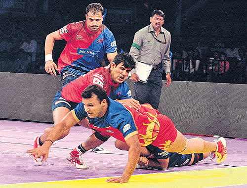 Puneri Paltans Wasir Singh (right) attempts to evade Dabang Delhis Rakesh Kumar during their PKL match in Bangalore on Monday. DH PHOTO/ SRIKANTA SHARMA R