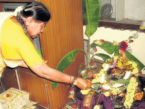 Prema Puttanna doing the pooja.
