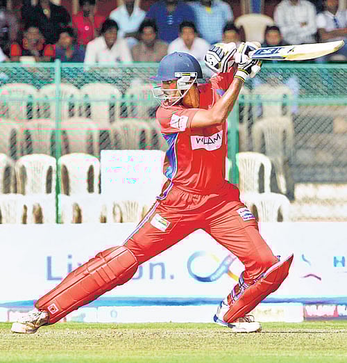 Mir Kaunian Abbas en route his unbeaten 69 against Bellary Tuskers on Wednesday. DH PHOTO/MR MANJUNATH
