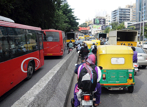 The Centre's new draft Motor Vehicle Bill, aimed at curbing increasing traffic violations, proposes steep penalties of up to Rs 3 lakh fine and imprisonment for a term not less than seven years for death of a child under certain circumstances. DH photo