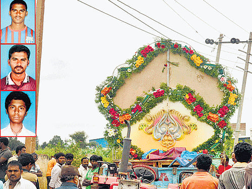 Three of the five youths (inset) who were electrocuted when the tractor carrying the Ganesha idol came in contact with a high tension wire. DH photo/N M Nataraj
