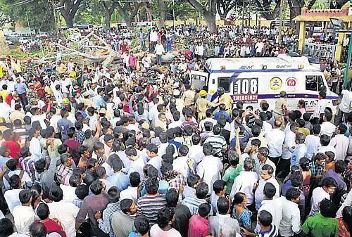 Large number of people gathered at the spot of the incident, hampering the rescue operation. DH Photo