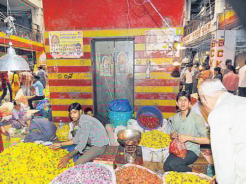 The entrance of the non-functional lift in  KR Market has been blocked by flower vendors, obstructing free movement in case of any fire. DH Photo