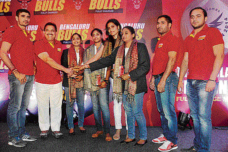 Joyous moment: Members of the men's and women's kabaddi teams that won gold in the Incheon Asian Games during a felicitation function on Wednesday. DH PHOTO