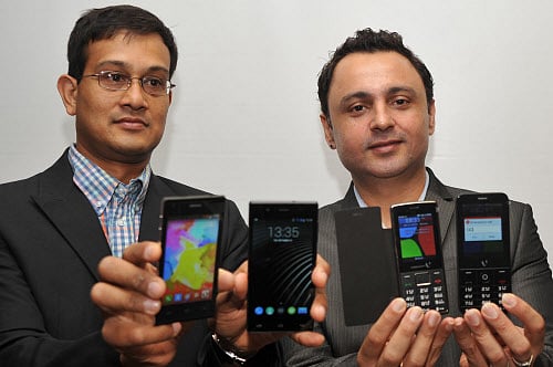 CEO of Videocon Mobile Phones Jerold Pereira (left) and Vivek Kapoor, Business head-west & South Videocon during the launch of the company's new infinium smartphone range in Bangalore on Tuesday. DH photo