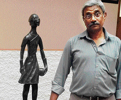 True to form : Artist Zachariah John with one of his creations. Photo by author