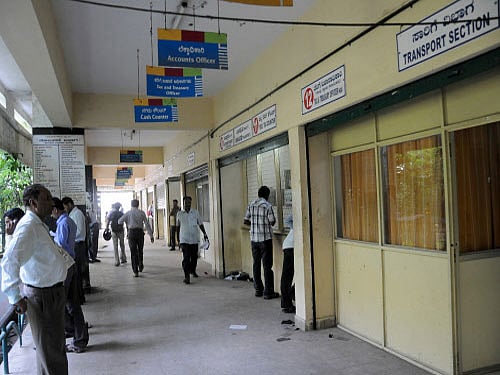 The public can now expect that their works in transport department will be hassle free including getting driving licences, vehicle registration and national permit as the Centre's proposed Road Transport and Safety Bill will streamline the existing cumbersome system. DH file photo