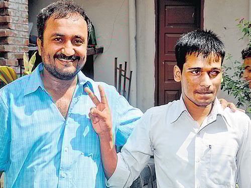 Radheshyam(right) with Super 30 founder Anand. DH PHOTO